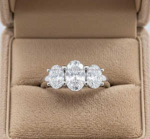 Bague de mariage à trois pierres en moissanite ovale 1 carat avec argent 925 véritable, idéale pour un cadeau d'anniversaire ou de promesse pour femme et partenaire - Product Image 4