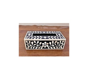 Elegante Caja de Pañuelos de Resina con Incrustaciones de Hueso, Diseñada para Interiores de Primera Calidad con un Atractivo Visual Refinado - Product Image 1