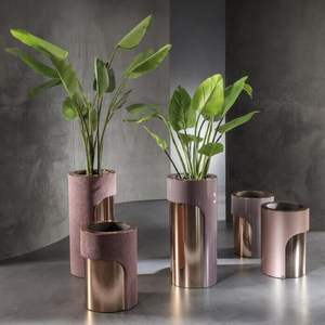 Jarrón decorativo extragrande de latón puro con detalles plateados, ideal para decoración de hoteles y resorts. Hecho de latón 100%. - Product Image 2