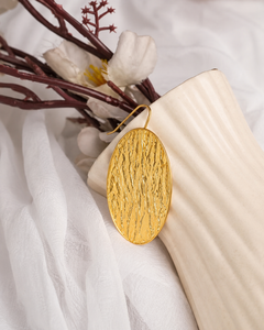 Pendientes Largos Ovalados de Latón con Textura, Chapados en Oro GPC |   Acabado con chorro de arena Sparkle |   Pendientes de Lujo Modernos para Mujer - Product Image 2