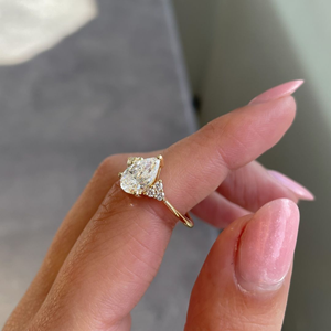 Bague tendance en or blanc 14 carats avec diamant de laboratoire taille poire de 1,50 carat, bijou classique pour fiançailles et mariage, original - Product Image 5