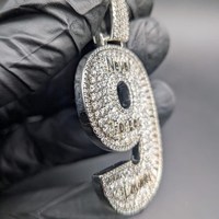Colgante de Moissanita VVS con Número, Plata 925, Amuleto de la Suerte con 9 Letras Totalmente Personalizables, Grabado de Texto, Colgante Hip Hop, Regalo