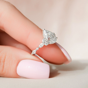 Anillo de Compromiso con Diamante Corte Pera, Oro Sólido de 9K, Engaste de Garras, Joyería Fina Romántica para Mujer - Product Image 4
