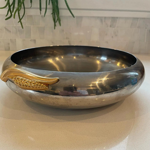 Cuenco decorativo minimalista con acabado plateado y diseño de hojas doradas para la decoración de la mesa de entrada, para un estilo que deja una primera impresión. - Product Image 1