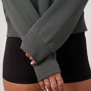 Sweat-shirts d'hiver en molleton de coton épais 400 g/m² pour femme, col montant, coupe courte, épaules tombantes, coupe oversize et carrée, à revers sur le devant, vente en gros - Product Image 3