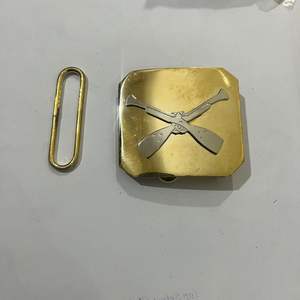 Esta es una placa de latón macizo estilo vintage de los años 70 con diseño de cinturón cruzado de oficina y pajita de vacío. Se utiliza para recoger sustancias, hebilla de cinturón para placa. - Product Image 2