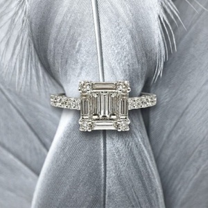 Anillo de Diamantes Baguette de 18K con Banda Delgada Pavé, el Más Vendido, Joyería Fina al por Mayor, Regalo de Lujo para Si Mismo - Product Image 3