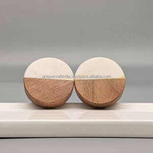 Boutons en résine en bois fabriqués à la main en gros avec un design floral complexe parfait pour les armoires et les meubles - Product Image 1