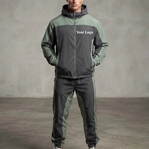 Conjunto deportivo cortavientos para hombre, 100% nailon, con pantalones y chaqueta con capucha, paneles con logo reflectante, disponible en diferentes colores. - Product Image 1