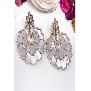 Boucles d'oreilles pendantes en laiton plaqué or de qualité supérieure, ornées de zircons CZ, pour femmes et jeunes filles, idéales pour les soirées et les fêtes. - Product Image 2