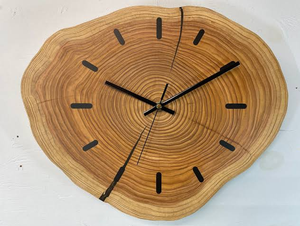 Horloge murale en bois naturel irrégulier, design rustique avec anneaux d'arbre, horloge analogique à quartz avec aiguilles noires - Product Image 1