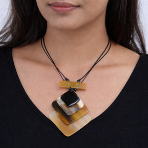 Collar con Colgante Cuadrado de Cuerno Natural Hecho a Mano, Cordón Negro Ajustable de 16 Pulgadas, Joyería Étnica Elegante y a la Moda - Product Image 4