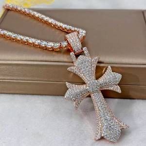 Colgante de Cruz con Incrustaciones de Diamantes, Cadena Chapada en Oro Rosa, Diamantes Redondos de Corte Brillante, Joyería Religiosa para Hombre - Product Image 3