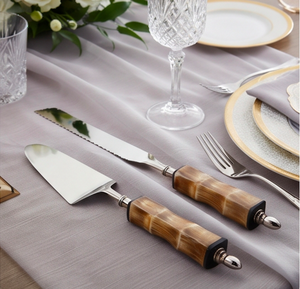Ensemble de 2 couteaux à gâteau dentelés en acier inoxydable et de spatules triangulaires avec manche en bambou pour usage domestique - Product Image 6