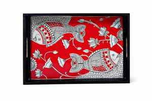 Bandeja de servir de madera artesanal de primera calidad, hecha de madera natural con elegantes asas de metal, ideal para decoración de hogares de lujo. - Product Image 4