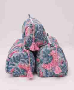 Ensemble de trousses de toilette et de maquillage portables en coton matelassé personnalisé, fait main, motif palmier rose, 3 pièces - Product Image 1
