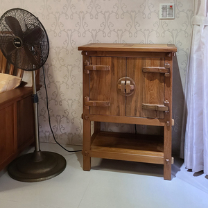 ตู้เก็บของไม้สักธรรมชาติสำหรับห้องนั่งเล่น สไตล์วาบิซาบิ ทนทาน เป็นมิตรต่อสิ่งแวดล้อม ประตูไม้ขัดผิวแบบดิบ เฟอร์นิเจอร์ตกแต่งบ้าน - Product Image 6