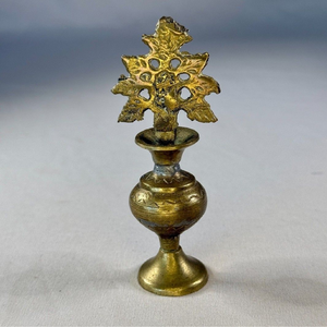 Surmedani en laiton à plusieurs niveaux avec emblème d'épées croisées, dessus décoratif en treillis et base de piédestal découpée. - Product Image 2