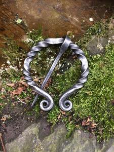 Broche de tela/almohadilla personalizado hecho a mano de hierro forjado retorcido, estilo penannular medieval vikingo antiguo - Product Image 4