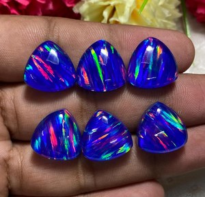 Opale synthétique de laboratoire violette taille triongonne avec effet de jeu de feux, doublet, pierre libre pour bagues, pendentifs, bijoux HASNAIN GEMS - Product Image 1