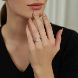 Anillo de Compromiso con Tres Piedras de Moissanita Corte Esmeralda, Plata de Ley 925, Chapado en Oro, Anillo de Novia para Mujer - Product Image 4