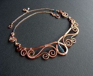Collier en cuivre traditionnel avec un artisanat unique, accessoire de bijouterie attrayant pour les femmes de tous âges - Product Image 3