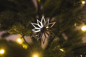 Adorno Navideño Metálico Colgante con Forma de Corazón, Estrella y Árbol, Decoración Clásica en Relieve para Árbol de Navidad - Product Image 6