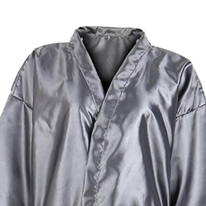 Nouvelle conception – Kimono de coiffure confortable en polyester imperméable avec poches pour les clients de salons de beauté et spas - Product Image 3