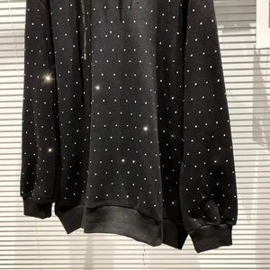 Sudadera con capucha de invierno de doble cintura con logotipo de diamantes de imitación y cristales, estilo urbano, fabricada a medida - Product Image 4