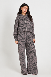 Conjunto Deportivo de Dos Piezas para Mujer con Estampado de Leopardo en Grafito, Sudadera con Capucha y Cierre y Pantalones Anchos, Ropa Casual para Estar en Casa - Product Image 3