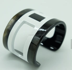 Brazalete de cuerno de búfalo y ágata estilo amor Feng Shui para mujer - Product Image 2