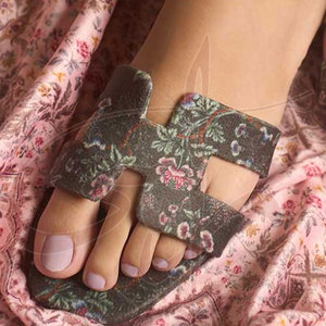 Sandales antidérapantes en velours avec semelle extérieure en cuir véritable, motif floral intégral tendance et de haute qualité, imprimé Santique Blossom - Product Image 6