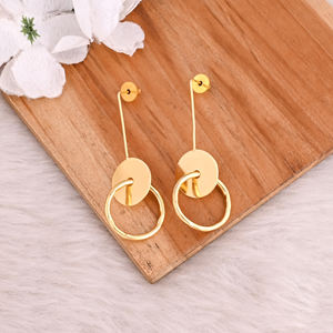 Boucles d'oreilles clous élégantes plaquées or faites à la main pour femme, de qualité supérieure, style classique, bijoux tendance pour les soirées - Product Image 2