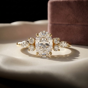 Bague de fiançailles classique pour femme en or jaune 14 carats avec diamant de 1,50 carat, taille ovale, solitaire, marquise, grappe latérale de diamants de laboratoire - Product Image 3