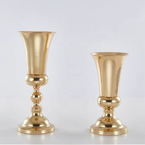 Florero esférico minimalista de latón dorado con un elegante cuello estrecho para tallos de orquídeas, disponible a precios de mayorista. - Product Image 3