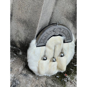 Bolsas de Esporran de Piel de Zorro Blanco Hechas a Mano en Escocia, Estilo Thistle con Acabado Antiguo, Accesorio para Traje Highland - Product Image 3