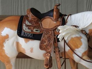 Silla de montar western de cuero tallado a mano de primera calidad, superventas 2026, con conchos plateados y almohadilla negra para caballo - Product Image 3