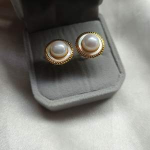 ต่างหูมุกน้ำจืด 8-9 มม. ดีไซน์หรูหรา สง่างาม รูปทรงแผ่นเปลือกหอย คุณภาพดี โค้งมน - Product Image 2