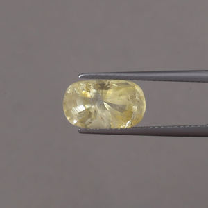 ไพลินสีเหลืองธรรมชาติแท้แบบเม็ดเดี่ยว |   ได้รับการรับรองจาก NGTC เกรด AAA ทำด้วยมือ ขนาด 10x7.5 มม. รูปทรงคุชชั่น น้ำหนัก 5.54 กะรัต สีสวยงาม/เปล่งประกาย - Product Image 1