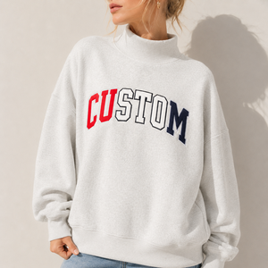 Sudadera de cuello alto gris claro para mujer, con estampado universitario personalizado, forro polar, hombros caídos, estilo casual y relajado. - Product Image 2