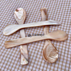 Cuillère décorative élégante en nacre faite à la main Tradebyd - Product Image 1