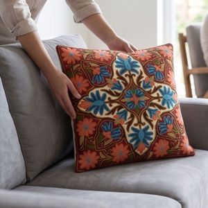 Funda de Cojín Cuadrada Bordada con Diseño Floral en Color Granate, Azul y Naranja, Estilo Bohemio para Decoración del Hogar - Product Image 2