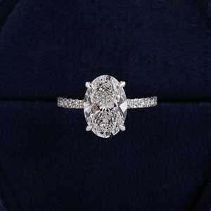 Anillo de Compromiso con Diamante Ovalado Cultivado en Laboratorio, Certificado por IGI: Halo Oculto, Banda Pavé - Product Image 1