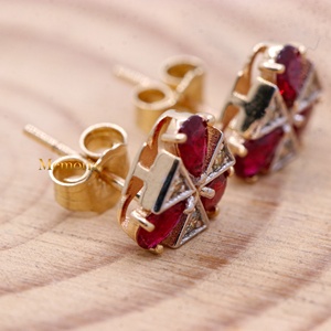 Pendientes de tuerca de oro amarillo macizo de 14K al por mayor con rubí natural de corte pera y racimo de diamantes triangulares, Memoria Jewels - Product Image 4
