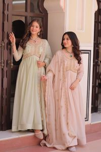 ชุดเดรสงานแต่งงานแบบ Anarkali สำหรับผู้หญิงรุ่นล่าสุด ตกแต่งด้วยผ้าจอร์เจตต์ลายดาว ประดับด้วยลูกปัดและงานปักดิ้นเลื่อม พร้อมผ้าคลุมไหล่ - Product Image 2