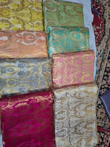 Tissus en soie brodée Banarasi exquis pour des confections de luxe, des tissages jacquard traditionnels et des vêtements ethniques haut de gamme. - Product Image 3