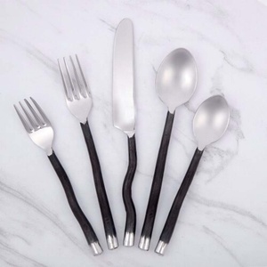 Couteau à dîner à manche rustique fait à la main cuillères et fourchette couverts de voyage en acier inoxydable ensemble de couverts chinois en métal noir - Product Image 1