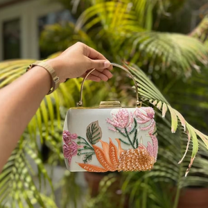 Pochette perlée botanique pour femmes |   Pochette de soirée florale artisanale avec poignée métallique pour mariages et occasions spéciales - Product Image 3
