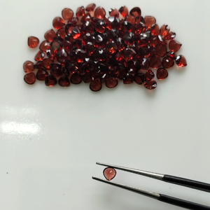 โกเมนสีแดงธรรมชาติ 4 มม. รูปหัวใจ คุณภาพดีที่สุด พลอยเม็ดเดี่ยวสำหรับทำเครื่องประดับ - Product Image 2