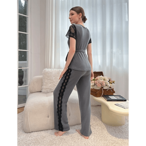 Elegante Conjunto de Loungewear de Dos Piezas con Tejido Acanalado y Encaje Floral: Top Cruzado con Cuello en V y Cinturón de Lazo, y Pantalones de Pierna Ancha - Product Image 3